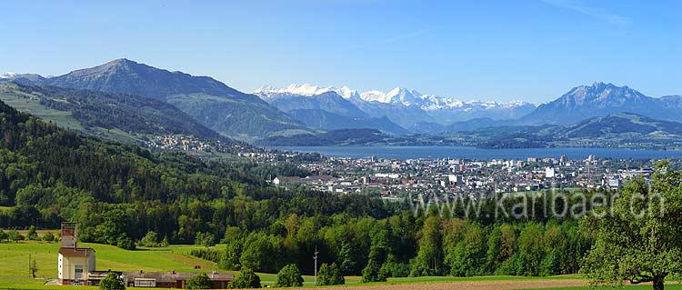 Zug / Baar mit Zugersee und Alpen